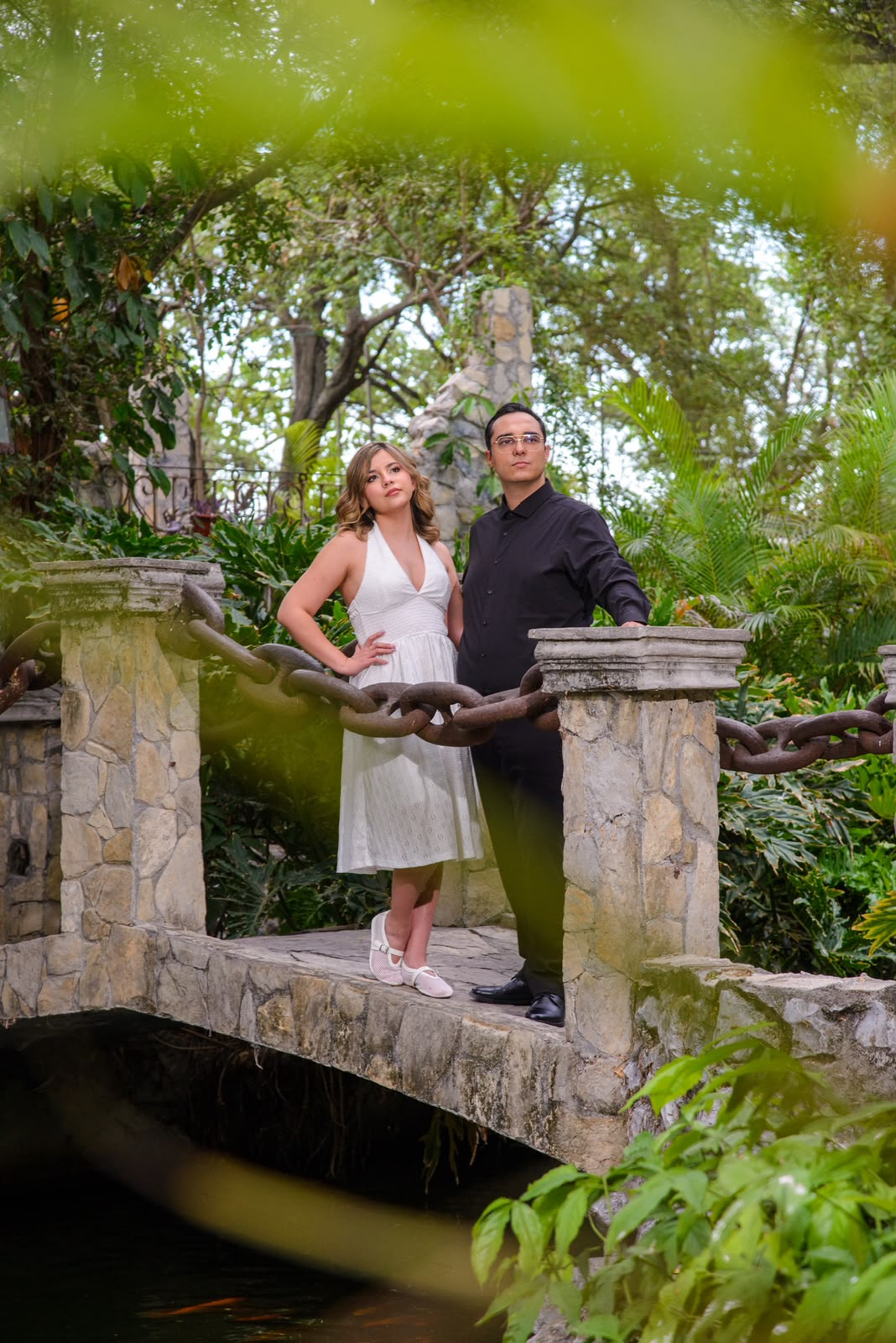 Trini y Enrique juntos sobre un puente en el jardín