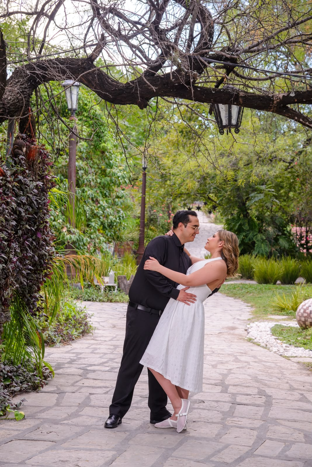 Trini y Enrique bailando en el jardín