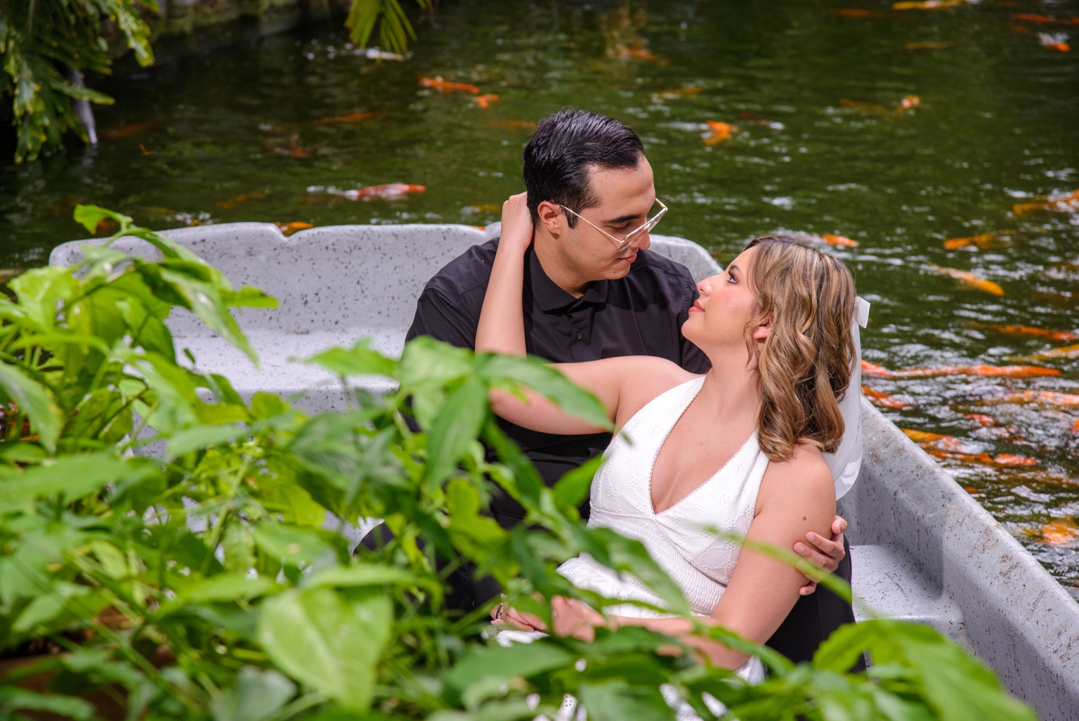 Trini y Enrique mirándose en el jardín