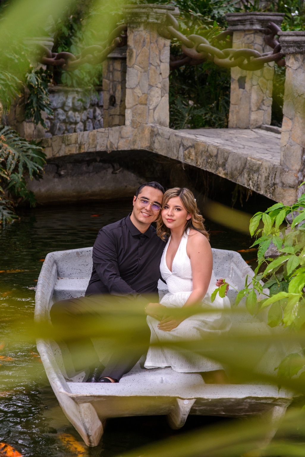 Trini y Enrique juntos en un bote rodeado de naturaleza
