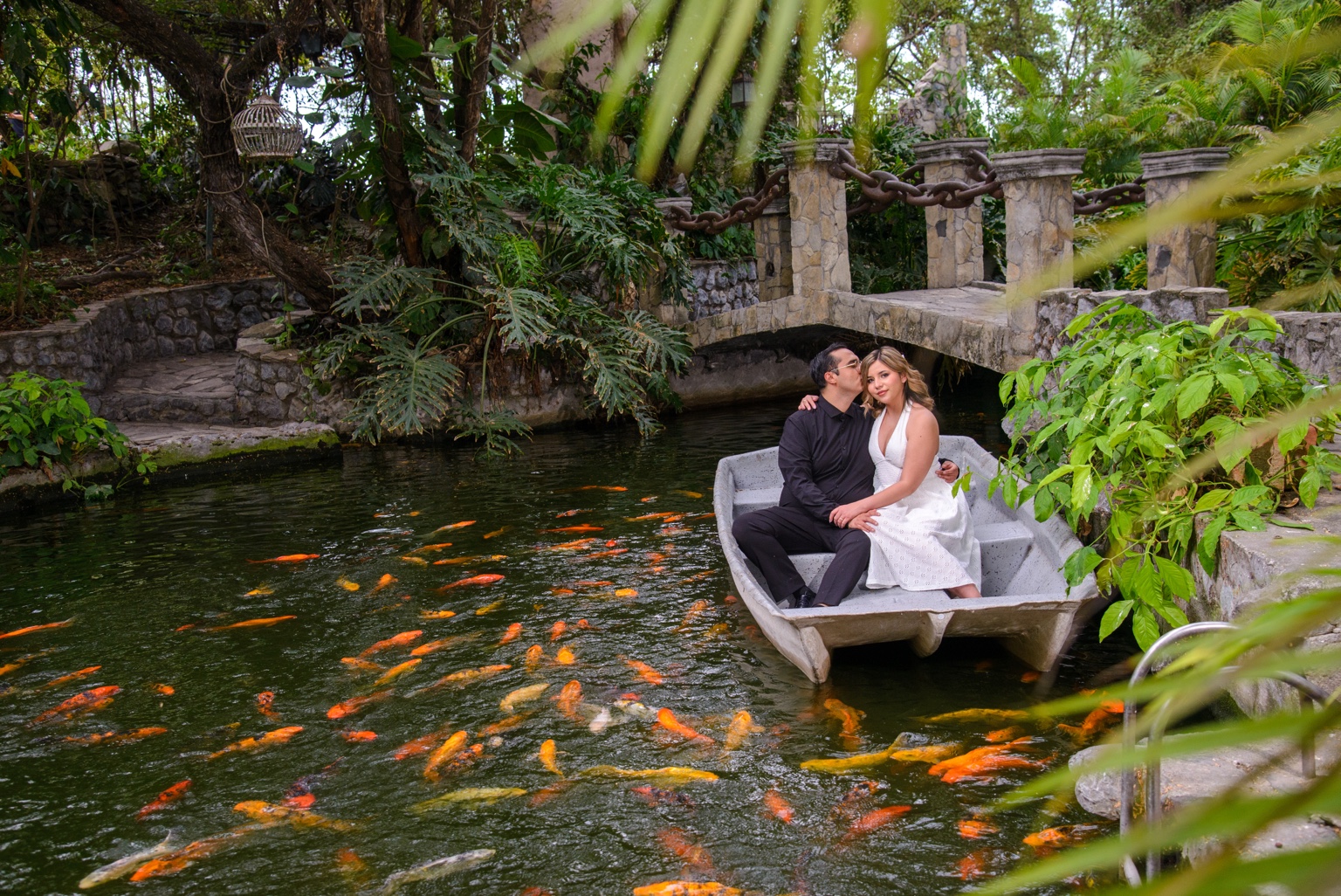 Trini y Enrique juntos en un bote rodeado de naturaleza