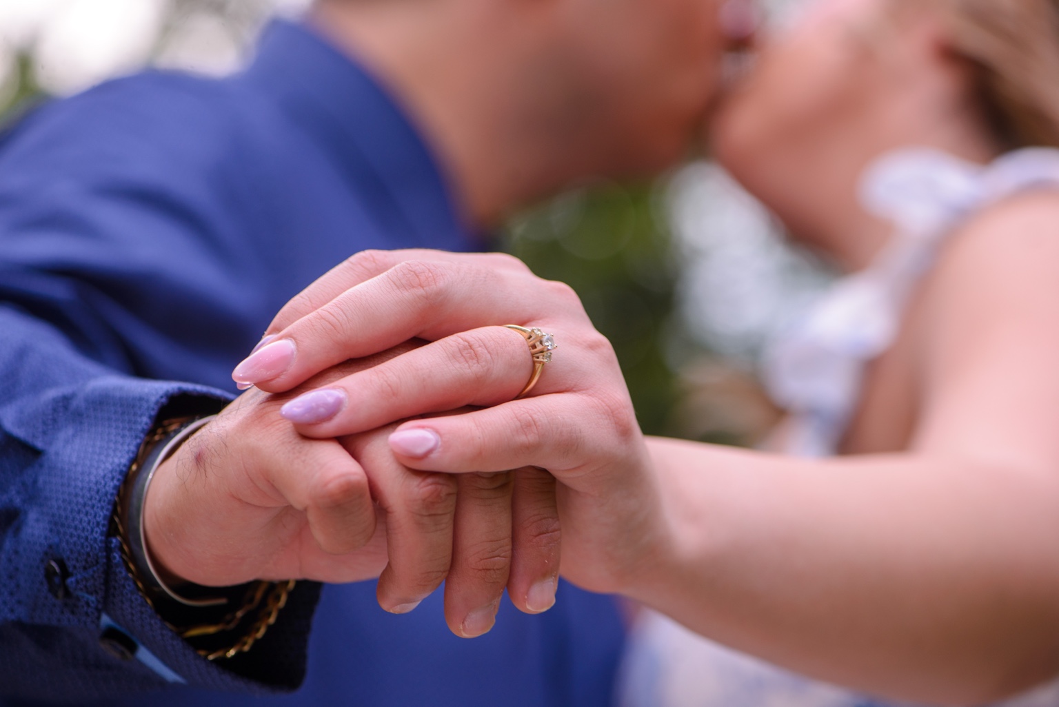 Detalle de las manos y el anillo de compromiso